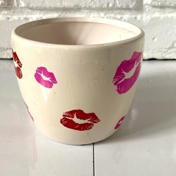 White ceramic vase with hand painted pink and red lips. 4.5” by 5”. - Picture 1 of 9